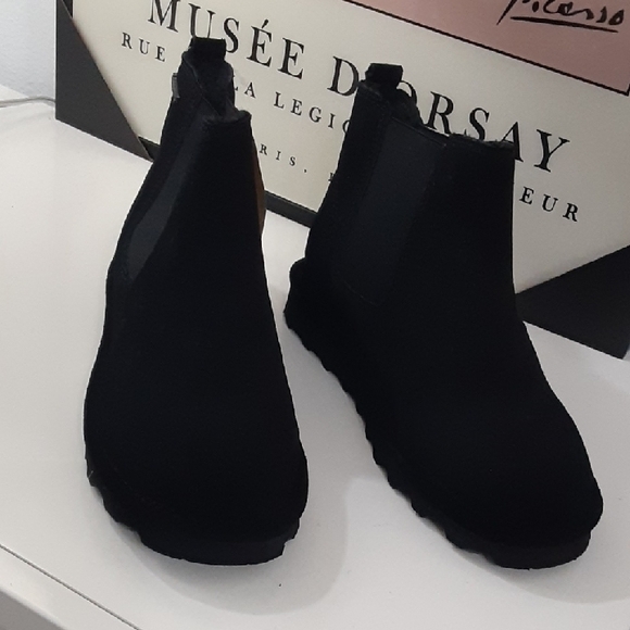 BearPaw Black Chelsea Boots - Picture 2 of 6
